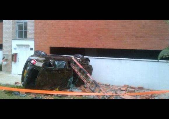 Cortes&#237;a - En agosto de 2013 la conductora de una camioneta Renault Duster perdi&#243; el control de su veh&#237;culo en el parqueadero de un edificio en Envigado. Derrib&#243; una de las paredes y cay&#243; desde un tercer piso. Sufri&#243; heridas leves.