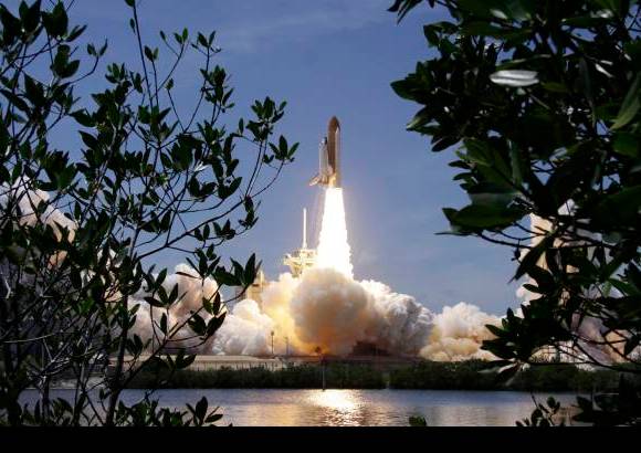 AP - La separación de los cohetes marca un momento crucial en la partida de los transbordadores.