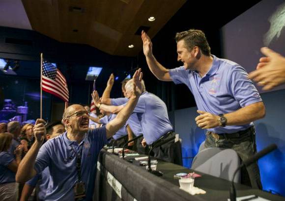 Foto AP - Una de las imágenes enviada por el robot mostraba una rueda del vehículo y su sombra sobre el terreno rocoso.