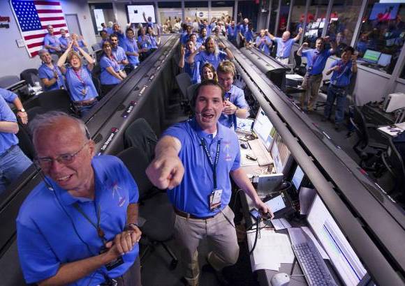 Foto Reuters - En una demostración del genio tecnológico, la sonda Curiosity penetró los cielos rojizos de Marte el domingo por la noche, posándose suavemente en el interior de un cráter gigante para iniciar la misión más ambiciosa que se haya realizado en el planeta rojo.
