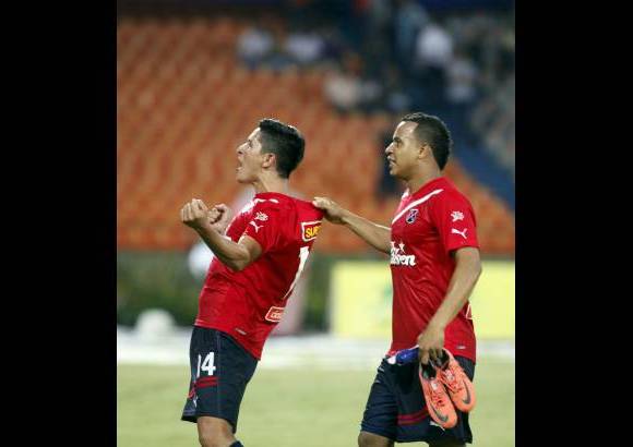 Manuel Saldarriaga - Cano celebra con Felipe Pardo.