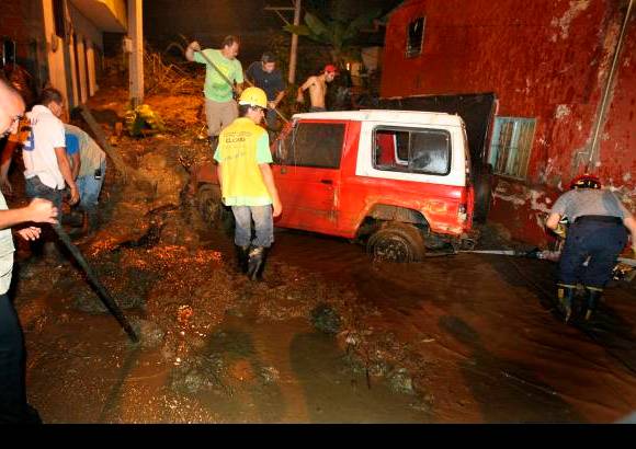 Juan Antonio S&#225;nchez - El alcalde de Sabaneta, Guillermo Montoya, quien se hizo presente en el lugar, dijo que se trat&#243; de una bolsa de agua que fue aflojando la barranca y, en el momento menos pensado, se desmoron&#243;.