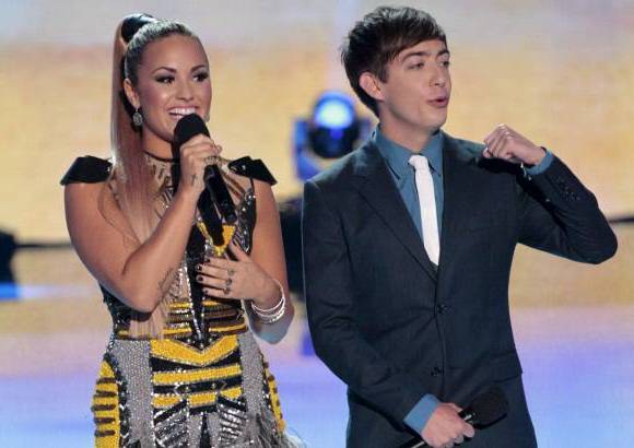 - La maestra de ceremonias y jueza de The X Factor Demi Lovato sostuvo que el público emitió 134 millones de votos para la 14° edición anual de premios De veras hay tantos adolescentes, preguntó el otro presentador Kevin McHale de Glee.