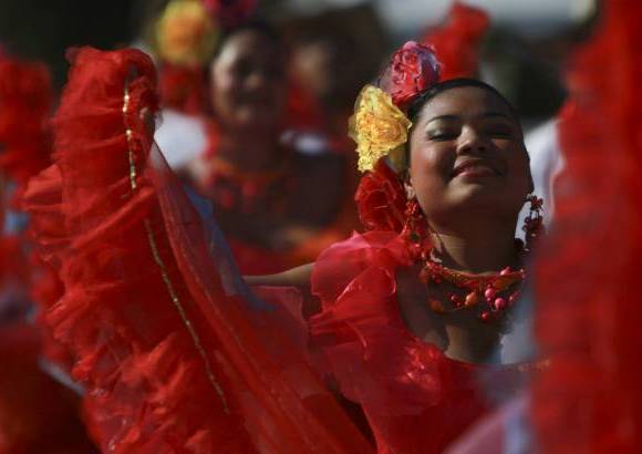 Reuters - La cumbia se toma las calles y con decenas de presentaciones entretienen a los visitantes.