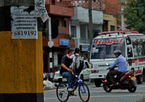 Henry Agudelo - Ocultando las espera de aquellas personas que miraran la descripción ya sin rastro de personas que nunca más volvieron a casa, de llamadas a dueños de mascotas para cobrar recompensas, de la devoción y la fe que se pierde al ver que su anuncio no surtio el efecto.