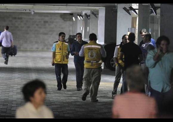R&#243;binson S&#225;enz - 45 familias residentes de dos edificios de 19 pisos de la unidad Continental Towers evacuaron el martes por orden del Dagrd y de la constructora L&#233;rida CDO.