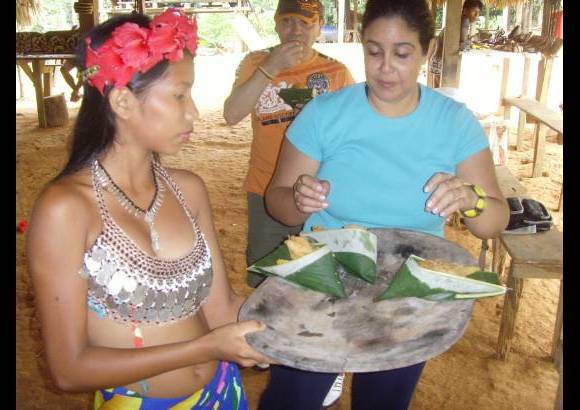 Nelson Matta - En la comunidad Parar&#225; Puru, el alimento se sirve en hojas de palma dobladas.