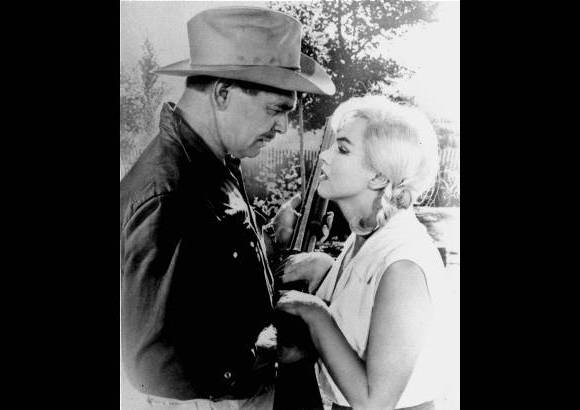 AP - Clark Gable y Marilyn Monroe posan para una escena en The Misfits, que resultar&#237;a ser la &#250;ltima pel&#237;cula para ambos en 1961.