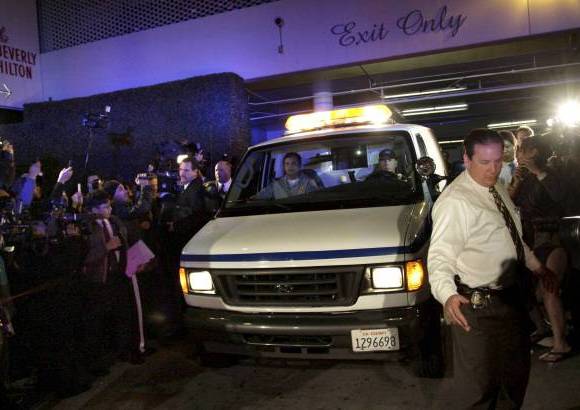 Reuters - El cadáver de Whitney Houston fue retirado del hotel de Beverly Hills donde murió y está pendiente la realización de la autopsia.