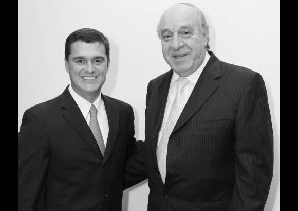 Archivo - Junto a Carlos Ra&#250;l Yepes, presidente del Grupo Bancolombia.