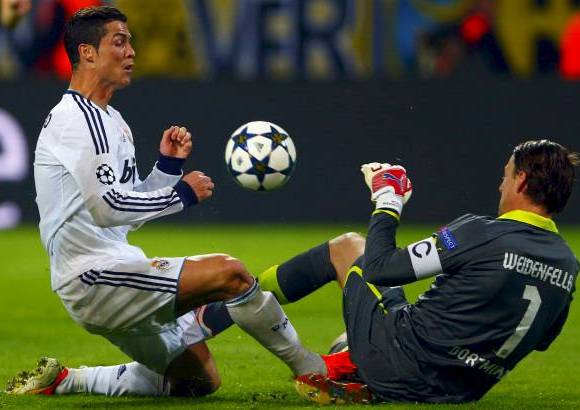 REUTERS - Real Madrid dispuso de dos buenas ocasiones al final del encuentro, una en los pies de Cristiano y otra para Varane, pero no consiguieron reducir la diferencia.