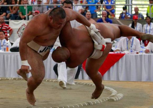 COLPRENSA - Sumo era deporte m&#225;s esperado por el p&#250;blico y comenz&#243; su primera jornada llenando de emoci&#243;n a los asistentes del coliseo del barrio Mariano Ramos al sur de la ciudad.