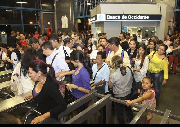 Foto R&#243;binson S&#225;enz - En los puentes de acceso a veces las filas van desde la taquilla hasta las escalas.