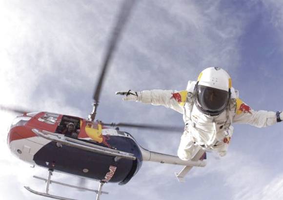 Foto Cortes&#237;a Misi&#243;n Stratos Red Bull - Para este tipo de haza&#241;as, el helic&#243;ptero es una pieza vital en la puesta a prueba de los saltos a buena altura.