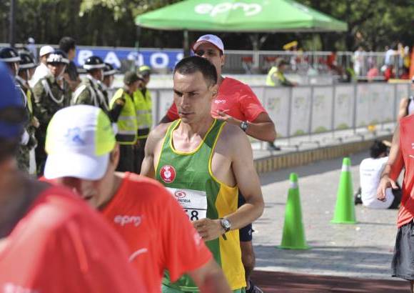Esteban Jaramillo y Sebasti&#225;n Salazar - M&#225;s de 10 mil competidores se dieron cita en esta hist&#243;rica cita deportiva que se corr&#237;a en las modalidades de 5, 10, 21 y 42 kil&#243;metros.
