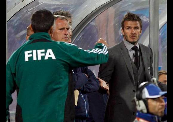 Reuters - El partido se disput&#243; en el estadio Royal Bafokeng de Rustenburgo, ante 38.000 espectadores y con la presencia del ingl&#233;s David Beckham en el banco.