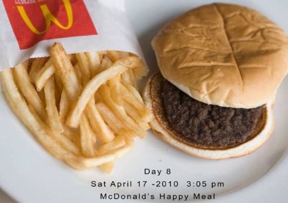 Foto cortes&#237;a - &quot;Me cuesta creer que han pasado dos a&#241;os desde el d&#237;a en que la compr&#233;. Yo parezco dos a&#241;os mayor, pero para la hamburguesa no pasa el tiempo&quot;, explic&#243; la fot&#243;grafa, que inici&#243; su particular experimento fotogr&#225;fico el 10 de abril de 2010, cuando adquiri&#243; un men&#250; infantil en un establecimiento de la cadena McDonald&#39;s.