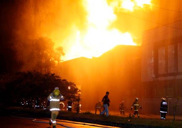 Edwin Bustamante - Un incendio en la zona industrial gener&#243; angustia en este municipio. Siete personas resultaron heridas, entre ellas tres bomberos.