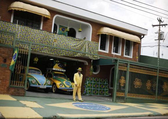 Reuters - Este a&#241;o, Paviotti decor&#243; su casa para conmemorar el Mundial de Brasil 2014.