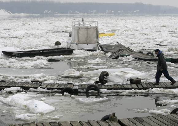 AP - A pesar del aumento en la temperatura, unas 3.000 personas siguen varadas por la nieve que cubrió áreas remotas del sur de Serbia y sólo se puede llegar ahí en helicóptero, informó el funcionario de emergencias Predrag Maric.