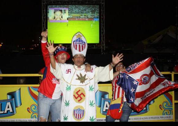 Colprensa - Los hinchas junioristas armaron su propio carnaval. Tras la definici&#243;n por penales la capital del Atl&#225;ntico estall&#243; de emoci&#243;n.