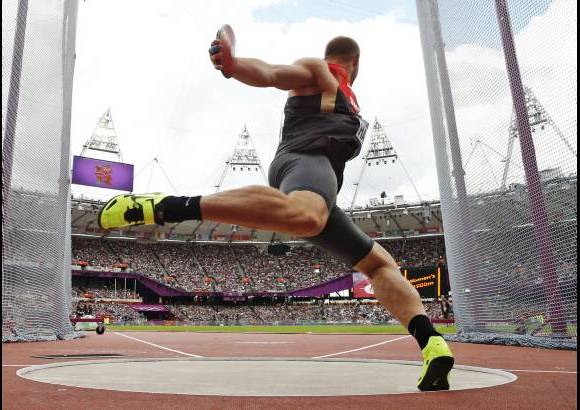 AP - Las disciplinas relacionadas con el atletismo est&#225;n en acci&#243;n. El lanzamiento de disco es una de ellas.