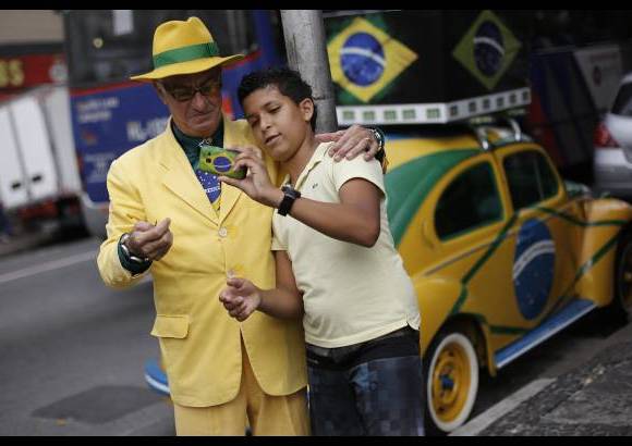 Reuters - Las personas lo reconocen en la ciudad de Campinas y buscan compartir momentos con este fan&#225;tico.