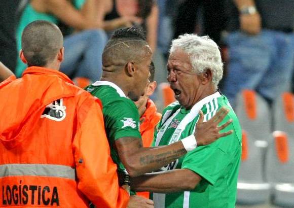 JUAN ANTONIO S&#193;NCHEZ - El delantero verdolaga celebr&#243; con la hinchada el gol que puso al equipo en ventaja.