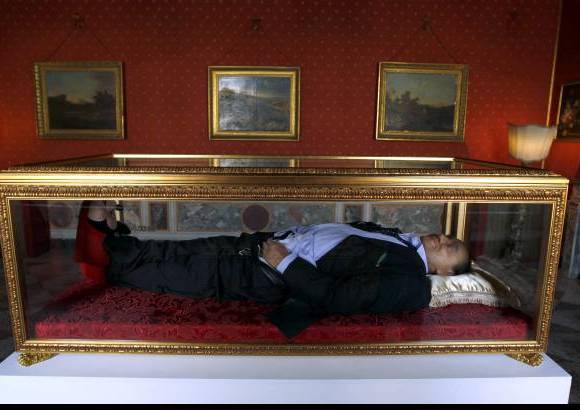 Foto Reuters - El conjunto, que fue ideado en 2010 y terminado a finales de 2011, es una caja a modo de urna con una estatua de Berlusconi a escala real que parece dormir un sue&#241;o pl&#225;cido con una sonrisa perpetua sobre un lecho de seda roja.