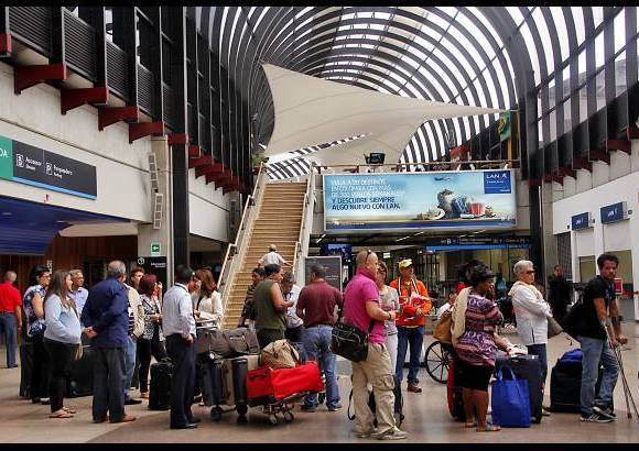 Julio C&#233;sar Herrera - Avianca explic&#243; que a las dificultades por la protesta de pilotos se suman los retrasos que se presentan desde el jueves por las condiciones meteorol&#243;gicas en algunos aeropuertos.