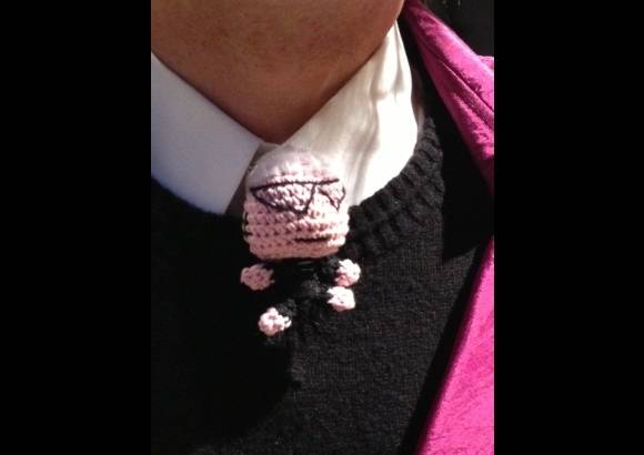 Beatriz Arango - un broche con la figura de Karl Lagerfeld o un tono de pelo...