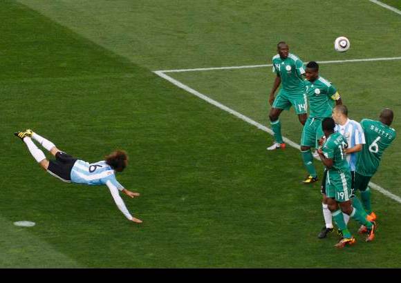 Reuters - Gabriel Heinze abrió el marcador a los seis minutos con un impecable remate de cabeza.