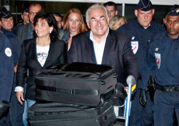 Reuters - El exdirector del Fondo Monetario Internacional, Dominique Strauss-Kahn y su esposa, Anne Sinclair al llegar a Francia después de haber superado los problemas judiciales en Estados Unidos.