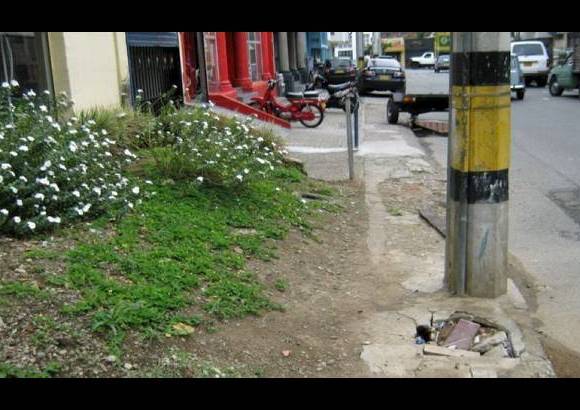 Cortes&#237;a Secretar&#237;a de Infraestructura - Este and&#233;n est&#225; totalmente deteriorado y adem&#225;s invadido, imposible para el paso del peat&#243;n. Direcci&#243;n: carrera 35, El Poblado.