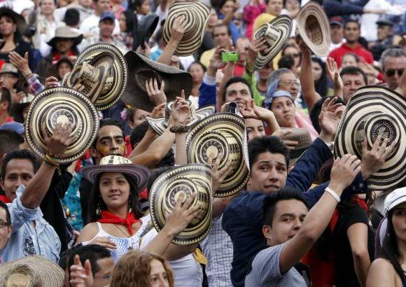 Foto Germ&#225;n Enciso-Colprensa - Este domingo los colombianos intentaron batir el r&#233;cord mundial del mayor n&#250;mero de personas bailando La pollera color&#225;.