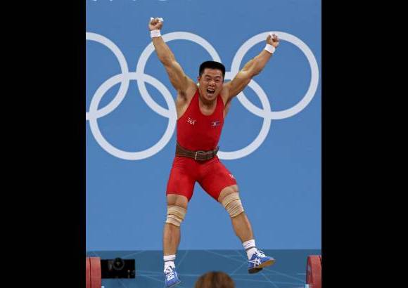 Reuters - El norcoreano Un Guk Kim salta de alegr&#237;a al hacer un nuevo r&#233;cord del mundo en la categor&#237;a 62 kg de levantamiento de pesas.