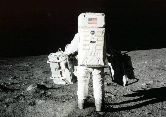 AP - NASA - 20 de julio de 1969. Edwin Aldrin realiza experimentos científicos durante la misión del Apolo 11. Uno de ellos consistió en la composición interna de la luna, y otro trató de determinar la distancia exacta de la Tierra.