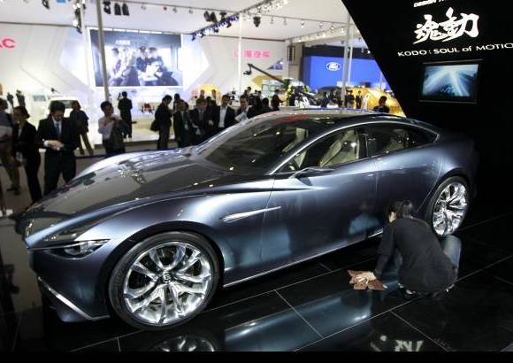 AP - Los fabricantes exhibieron modelos diseñados para los consumidores chinos. En la imagen un Mazda Shinari.