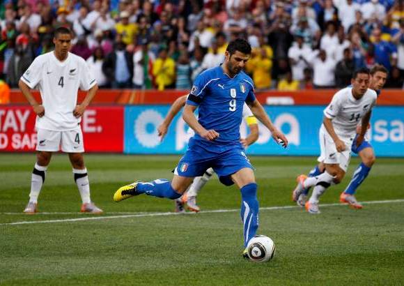 Reuters - A los 29 el árbitro guatemalteco Carlos Batres cobró un penal para los europeos y Vincenzo Iaquinta igualó el marcador.