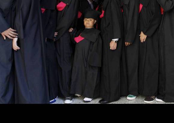 Foto Hernán Vanegas - Casi perdido en el bosque de piernas quedaba Brayan en la fila antes de ingresar al teatro.