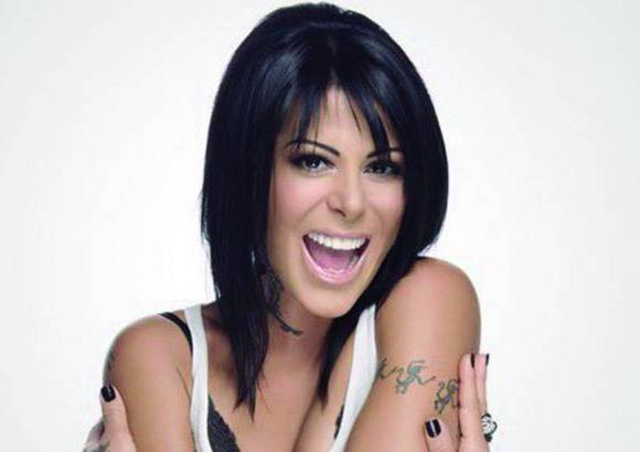 CORTES&#205;A - Cada a&#241;o, el 19 de octubre, se celebra el D&#237;a Contra el C&#225;ncer de mama, un llamado al compromiso de la sociedad en la lucha contra esta enfermedad. En el a&#241;o 2007, a la cantante mexicana Alejandra Guzm&#225;n le fue detectado y extirpado de uno de sus senos un quiste de 5 mil&#237;metros. Guzman es vocera de una fundaci&#243;n que invita a las mujeres al autoexamen.