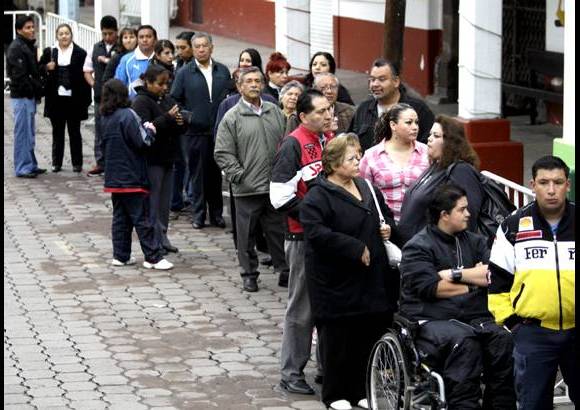 Reuters - El enojo de los votantes era patente en las filas de votaci&#243;n. &quot;No hay nada de orden, cada vez est&#225; m&#225;s desordenado y me voy porque tengo cosas que hacer, es posible que se queden sin mi voto&quot;, dijo un sufragante.
