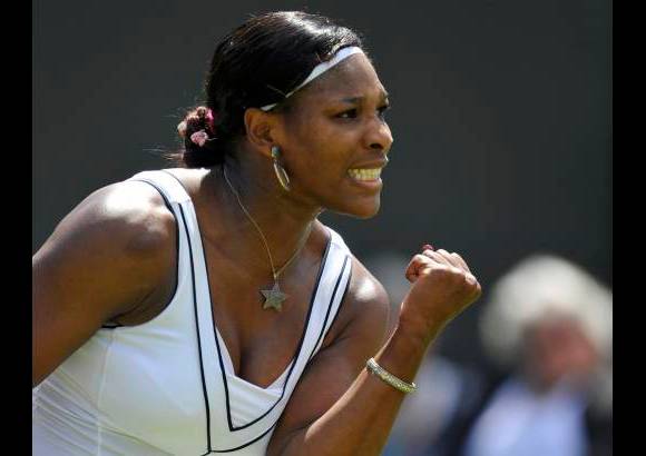 Reuters - La menor de las hermanas Williams, que acaba de regresar este mes a la competici&#243;n tras casi un a&#241;o de inactividad por lesi&#243;n y enfermedad, perdi&#243; el primer set pero logr&#243; sobreponerse y terminar con victoria en una hora y cuarenta y siete minutos.
