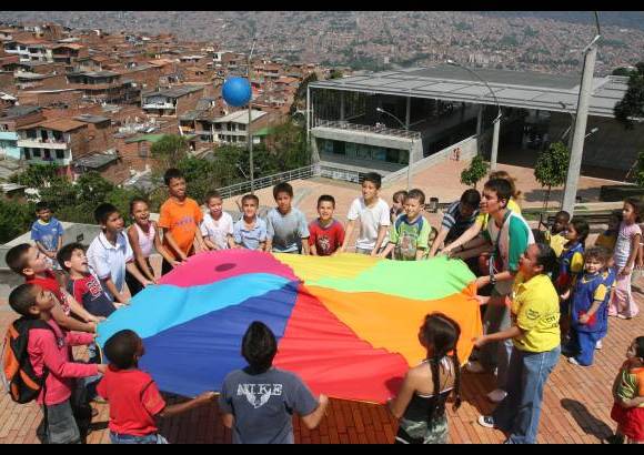 FOTO EL COLOMBIANO - Espacios dise&#241;ados para contribuir a la transformaci&#243;n de la ciudad desde los &#225;mbitos educativo, cultural y social. En los parques biblioteca convergen distintas instituciones en un mismo espacio para generar tejido social y plantear un nuevo estilo de convivencia.