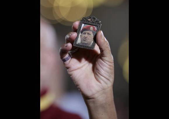 ap - Los seguidores del presidente de Venezuela, Hugo Chávez, esperan que el Jefe de Estado se recupere del cáncer que padece y por el cual se encuentra en La Habana, Cuba. Caracas está inundada de mensajes de apoyo al líder del país bolivariano.
