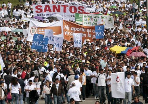 Colprensa - Más de 5.000 personas se concentran en la marcha por la paz en Bogotá.