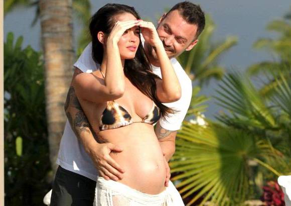 meganfox.com - La actriz de Transformers Megan Fox fue fotografiada en su visita a las playas de Kona en Haw&#225;i, mostrando por primera vez su embarazo junto a su esposo Brian Austin Green.
