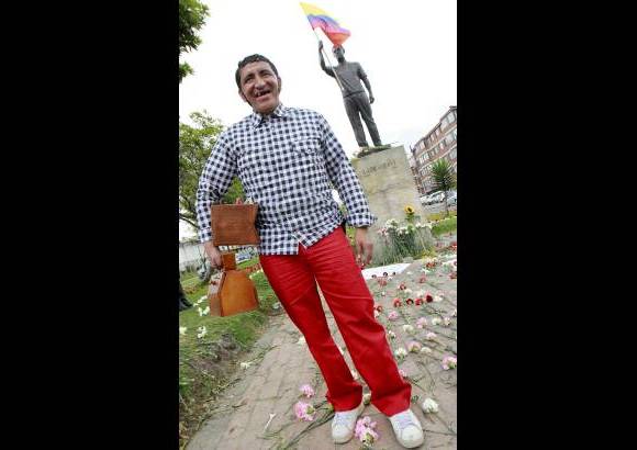 Ra&#250;l Palacios, Colprensa - Un imitador de su personaje, el lustrabotas Heriberto de la Calle, fue uno de los que no quiso quedarse por fuera del reconocimiento del periodista, asesinado en la ma&#241;ana del 13 de agosto de 1999.