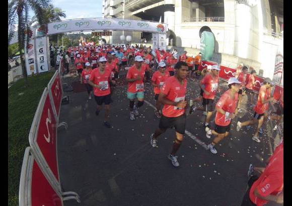 Esteban Jaramillo y Sebastián Salazar - Más de 10 mil competidores se dieron cita en esta histórica cita deportiva que se corría en las modalidades de 5, 10, 21 y 42 kilómetros.