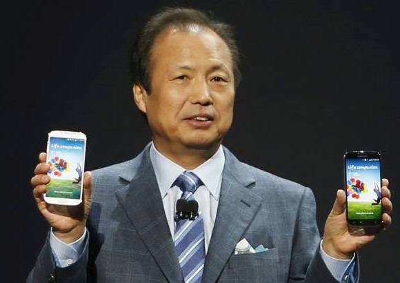 Reuters - Durante la presentación, que en ocasiones se asemejó más a un espectáculo de Broadway que a un evento tecnológico, el presidente y líder de comunicaciones móviles de Samsung, JK Shin, hizo hincapié en la innovación de software que presenta este terminal, principalmente sus múltiples funciones "sin necesidad de contacto".